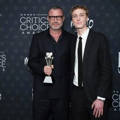 Sasha acompañó a su padre a los Critics Choice Awards 2024; el actor fue reconocido como mejor actor de una miniserie por La pareja perfecta (Netflix) (Foto: Instagram @sashapeteschreiber)