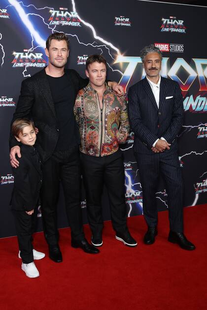 Sasha, Chris, su hermano Luke y el actor Taika Waititi.