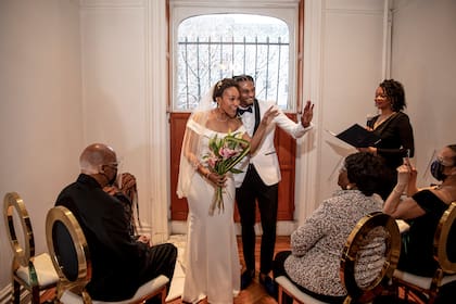 Sasha Jackson y Stephen Small-Warner, en una boda virtual en Brooklyn con un mínimo de invitados (Amr Alfiky/The New York Times)