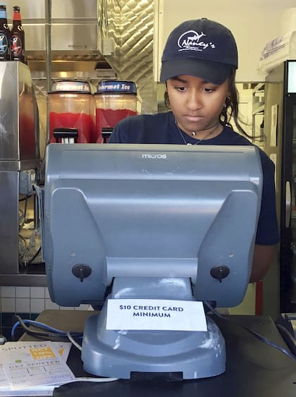 Sasha Obama, en plena acción en su trabajo de verano