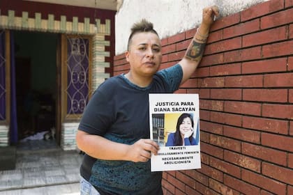 Sasha Sacayán, hermana de Diana, con el cartel con el que pide justicia
