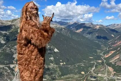Sasquatch Expedition Campers es un lugar para hacer expediciones en la naturaleza y tienen como logo y mascota a un Pie grande
