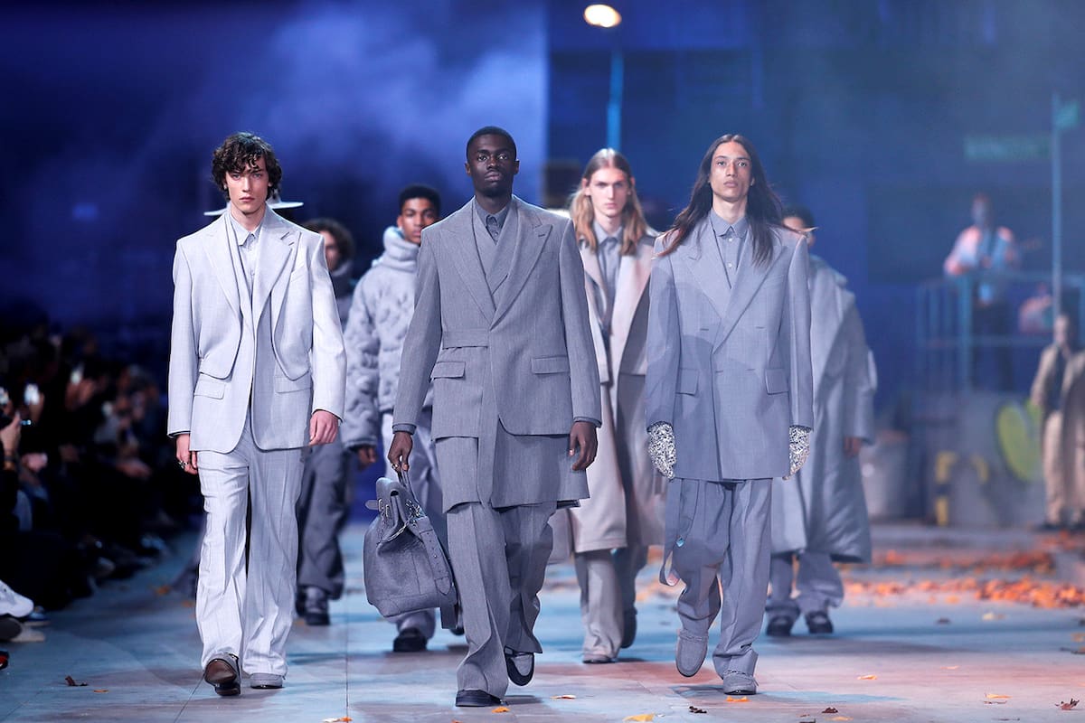 Sastrería estilo Jackson, fuera de la moda. Finalmente Louis Vuitton cedió ante las críticas por la inclusión de referencias del rey del pop y lo eliminó de su colección