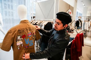 Sastres y modistas se jubilan mientras crece la demanda de costureros en EE.UU.