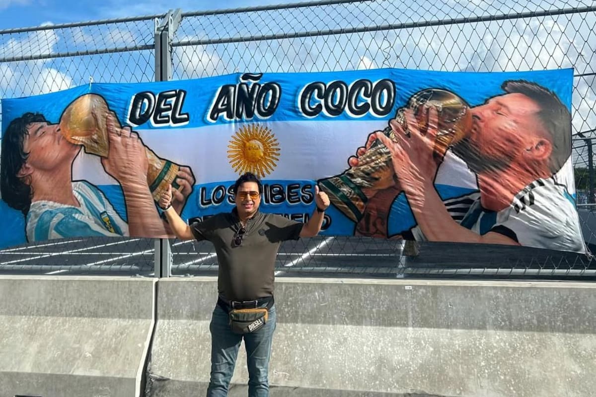 Satadru Drutta, delante de una bandera argentina con la imagen de sus ídolos: Diego Maradona y Lionel Messi