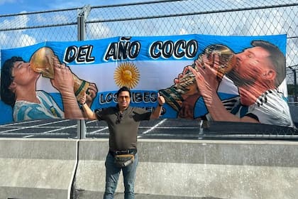 Satadru Drutta, delante de una bandera argentina con la imagen de sus ídolos: Diego Maradona y Lionel Messi