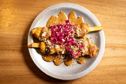 Satay de Malasia: pinchos de pollo marinado en especias bañados en salsa de maní y curry.