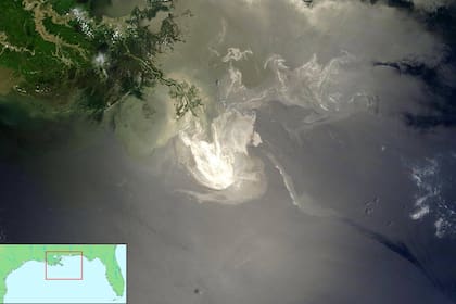 Satélites de la NASA fotografiaron la mancha de petróleo, iluminada por el sol, que dejó el desastre de Deepwater Horizon