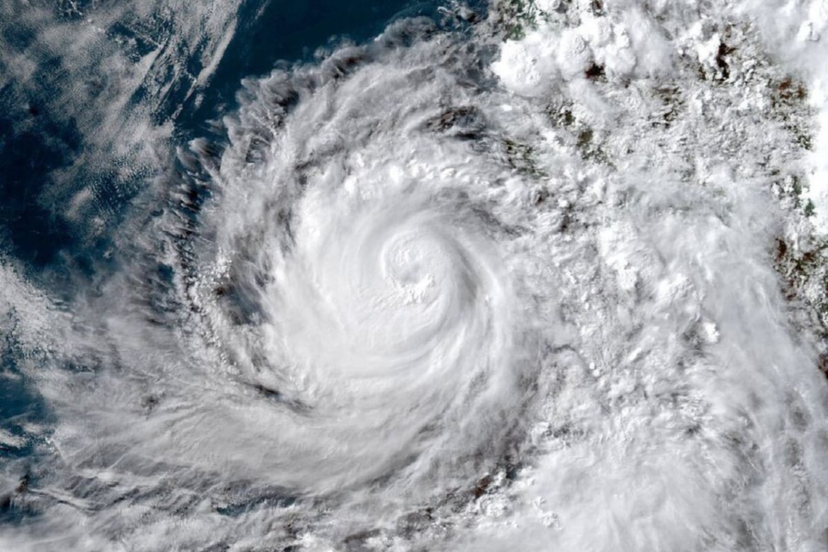 Satélites de la NOAA captaron un anillo nuboso perfectamente delineado mientras el ciclón ganaba fuerza hasta categoría 3, con vientos de 185 km/h