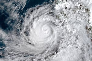 Satélites de la NOAA captaron un anillo nuboso perfectamente delineado mientras el ciclón ganaba fuerza hasta categoría 3, con vientos de 185 km/h