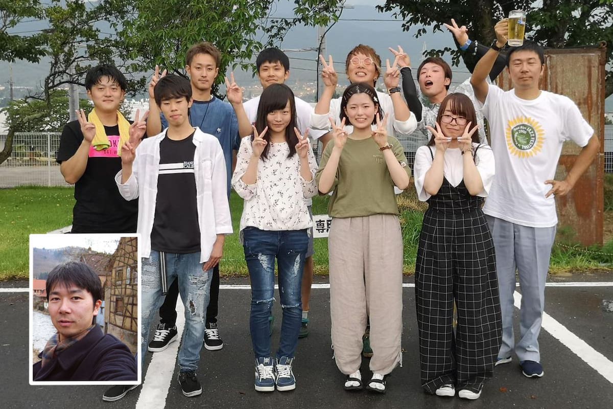 Satoshi, en el detalle de la imagen, y en la foto que permitió localizarlo, con una jarra de cerveza en la mano en una foto grupal con compañeros de trabajo