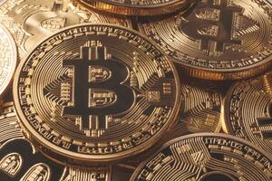 Satoshi Nakamoto, el creador del bitcoin, tiene 5 por ciento del total de las criptomonedas, lo que hace que posea una fortuna aproximada de 60.000 millones de dólares