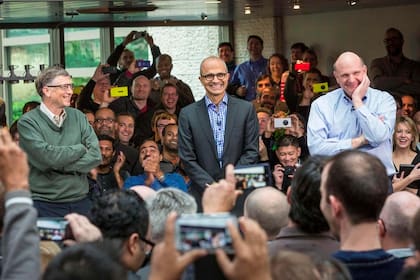 Satya Nadella, actual CEO de Microsoft, junto a Bill Gates y Steve Ballmer, el 4 de febrero de 2014, al asumir su puesto