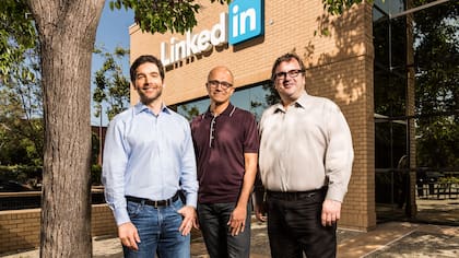 Satya Nadella (centro), CEO de Microsoft, junto a Jeff Weiner (izq, CEO de LinkedIn) y Reid Hoffman (fundador de LinkedIn, derecha)
