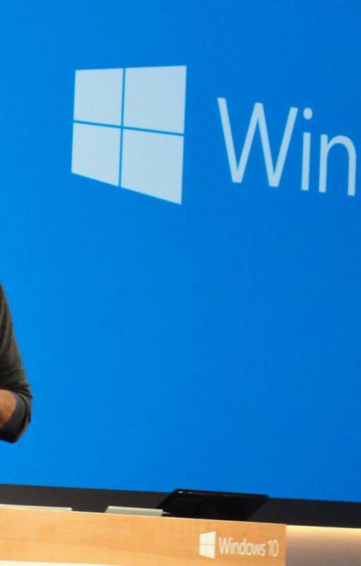 Satya Nadella, CEO de Microsoft, durante el anuncio de Windows 10. El sistema ya tiene 10 años y definitivamente es hora de cambiarlo, pero los requisitos de Windows 11 son demasiado restrictivos