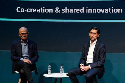 Satya Nadella, CEO de Microsoft, junto a José María Álvarez Pallete