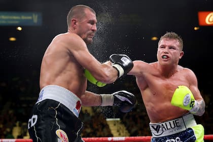 Saul Canelo Alvarez al ataque, cuando le ganó a Sergey Kovalev