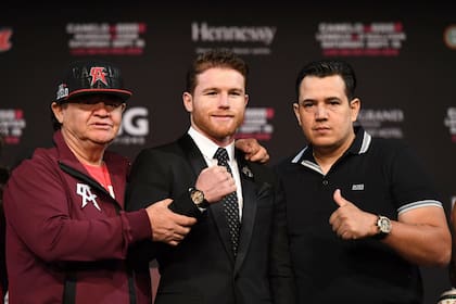 Saúl Canelo Álvarez junto con sus entrenadores, José y Eddy Reynoso
