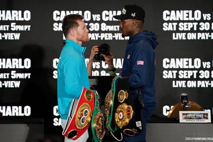 Saúl "Canelo" Álvarez y Jermell Charlo, que es 10 centímetros más alto que el mexicano
