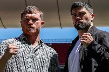 Saúl “Canelo” Álvarez y John Ryder, los protagonistas del combate de esta noche en Guadalajara con cuatro cinturones mundiales en juego.