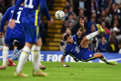 Saúl Ñíguez, de Chelsea, otro grande que sufrió: apenas en los penales logró deshacerse de Aston Villa.