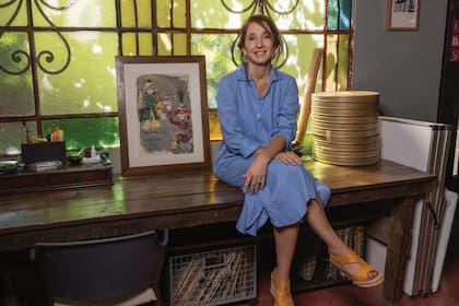Saula fue construyendo su PH de Palermo de a poco. Acá, en su estudio, que fue parte de las últimas etapas. Sobre el escritorio y a la izquierda de la directora, una pintura que hizo su padre, Saulo, para alguna de sus obras; y, a la derecha, los rollos de El cajón, la primera película de Saula: una ficción cuyo guion había resultado ganador en un concurso en el INCAA. En su segundo film, Karakol, participaron Dominique Sanda y Soledad Silveyra, entre otros. En 2018, se asoció con Albertina Carri y Diego Schipani para fundar El Borde, una productora con la que llevan adelante sus propios proyectos: cine de autor.