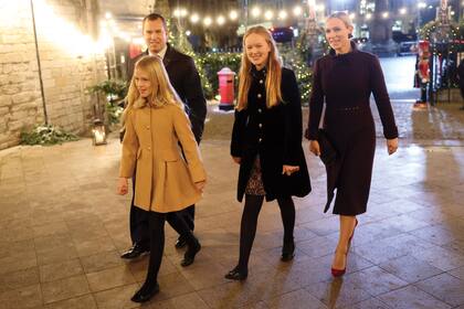 Savannah, Isla y Peter Phillips junto a Zara Tindall (con abrigo bordó de Claire Mischevani y stilettos by Emmy London), antes de entrar a la abadía.