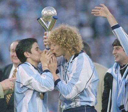 Saviola y Fabricio Coloccini besan la copa como campeones mundial sub 20 en el estadio de Vélez, en 2001; aquella vez el delantero resultó el máximo anotador en un mundial de la categoría, con 11 tantos