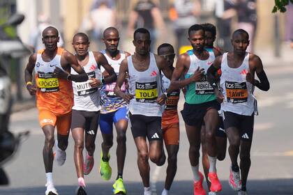 Sawe gana el maratón de Londres tras escapada en solitario. Assefa triunfa en las mujeres
