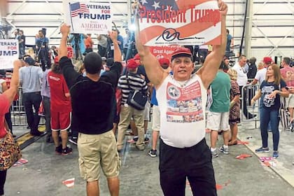 Sayoc, con un afiche de Trump