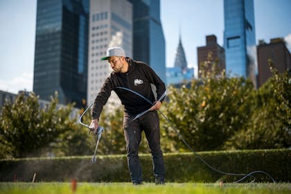 Saype preparando la obra gigantesca titulada "World in Progress II" en Nueva York el viernes 10 de septiembre de 2021.