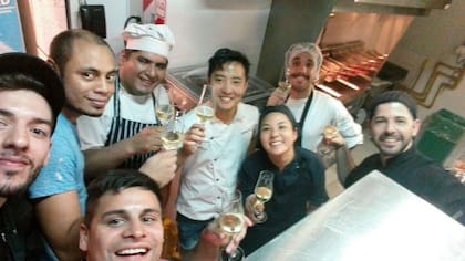 Sayuri Sakuwaga, junto al chef Maximiliano Matsumoto, en Aldo's. "'Miren que no van a tener ni feriados, ni fiestas', nos advirtieron cuando nos anotamos para cocinar', igual me gustó. En esta foto debía ser fin de año, un brindis rápido en la cocina"