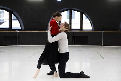 Casi 70 bailarines participan de esta producción que tiene siete cambios de escenografía