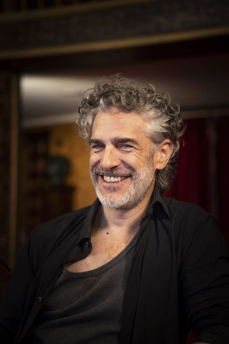 Sbaraglia sonríe desde el Cervantes, el teatro en el que durante enero presentará Los días perfectos