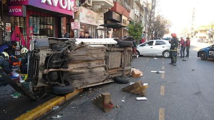Scalabrini Ortiz al 200. Choque entre un colectivo, un utilitario y un auto. Éste último atropelló a 3 mujeres que estaban en la vereda. Bomberos de la Ciudad asiste a las víctimas. 5 trasladados