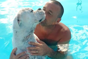 Scalco con un perro, en una imagen de su cuenta de Facebook