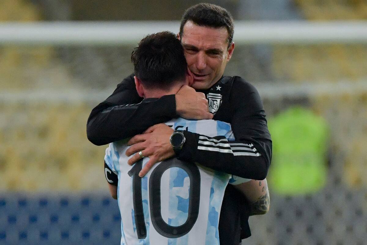 Scaloni abraza a Messi, luego de ganar la Copa América. Ahora intentarán juntos afrontar la exigencia del Mundial