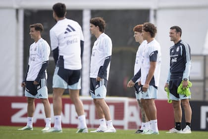 Scaloni citó a 37 futbolistas para probar variantes en todos los puestos, sobre todo de mitad de cancha hacia adelante