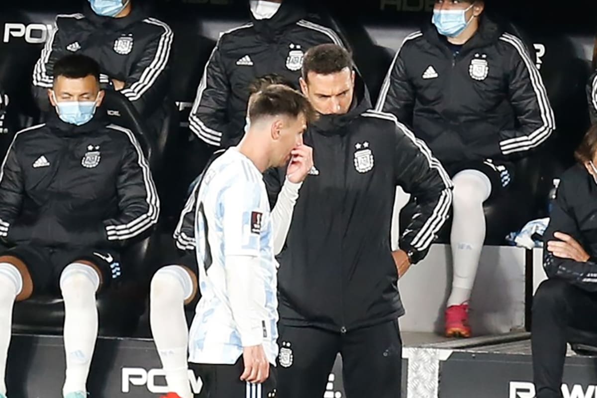 Scaloni con Lionel Messi, en el último partido, ante Bolivia, en el Monumental