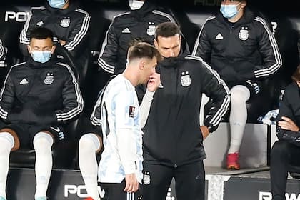 Scaloni con Lionel Messi, en el último partido, ante Bolivia, en el Monumental