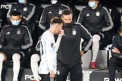 Scaloni con Lionel Messi, en el último partido, ante Bolivia, en el Monumental