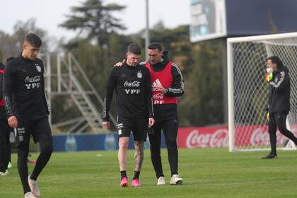 Scaloni conversa con Rodrigo de Paul, uno de los posibles titulares para el duelo del sábado próximo ante Ecuador por los cuartos de final de la Copa América