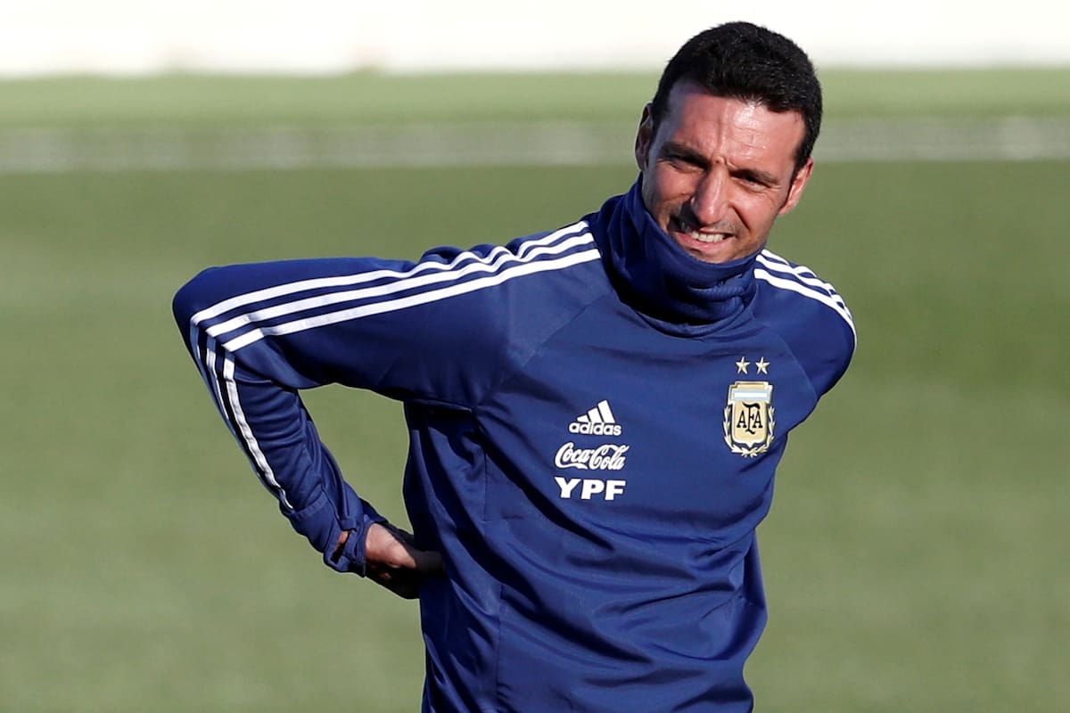 Scaloni distendido, en un entrenamiento. Vive su mejor momento desde que asumió el cargo de entrenador de la selección