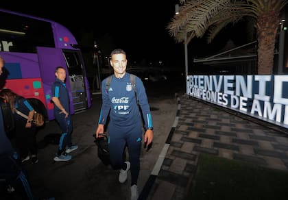 Scaloni, durante la llegada de los primeros integrantes de la delegación argentina a Qatar