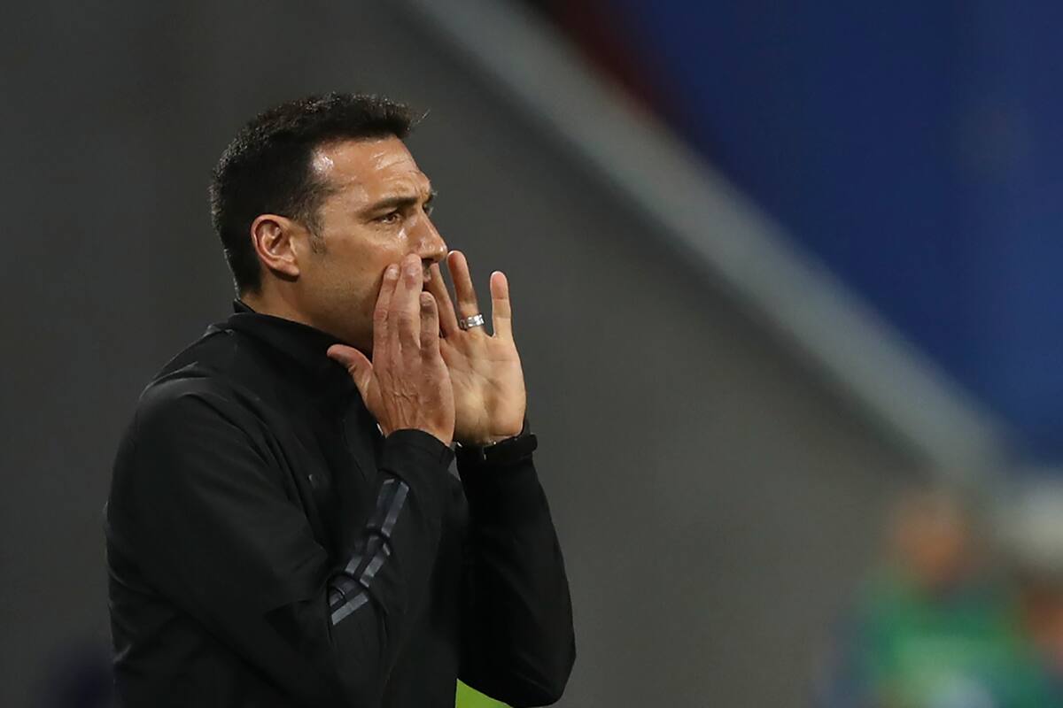 Scaloni espera por la evolución de Cuti Romero, mientras define el equipo titular para enfrentar a Uruguay