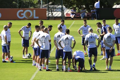 Scaloni habla delante de un grupo que le reclamó por las filtraciones de los cambios a la prensa; Agüero y Di María (izquierda), saldrán del equipo