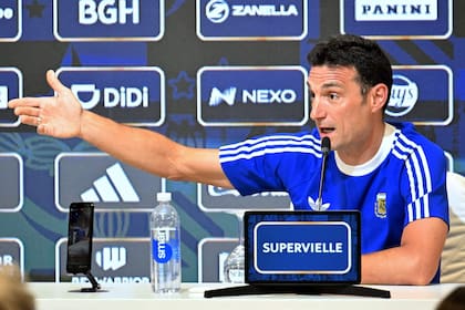 Scaloni hablando durante la conferencia de prensa
