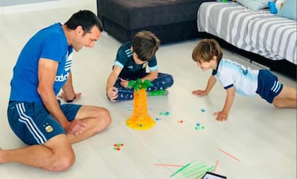 Scaloni jugando con sus hijos hace un año, en los tiempos más duros de la pandemia en España