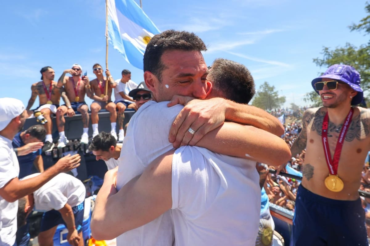 Scaloni junto a Messi cuando se ganó la Copa del Mundo en Qatar
