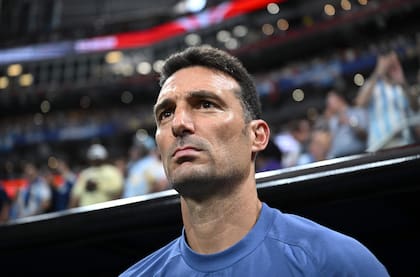 Scaloni observa el ambiente antes del partido de semifinales de la Copa Mundial de la FIFA 2026 entre Inglaterra y Argentina